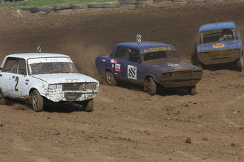 На трассе рязанцы участники саратовской гонки в дивизионе Д2-классика: № 2 – Вячеслав Манакин, № 88 – Олег Афонин.
