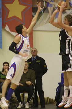 Броску нижегородца пытается помешать Никита Дорогавцев (в белой форме).