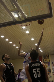 Под кольцом нижегородцев (в чёрной форме).