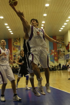 В атаке Роман Хамитов.