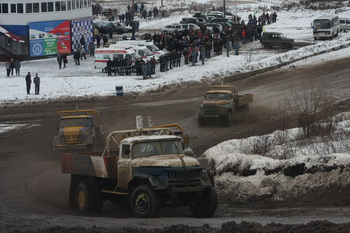 На трассе грузовики ЗИЛ-130.