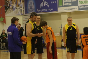 Рукопожатие перед матчем.