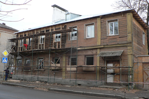 Дом №77 на улице Свободы составляет единый ансамбль с Музеем молодёжного движения, но сам по себе большой архитектурно-исторической ценности не представляет