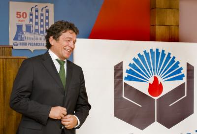 Председатель совета директоров ООО Ново-Рязанская ТЭЦ Анатолий Шестаков поздравляет коллектив Ново-Рязанской ТЭЦ