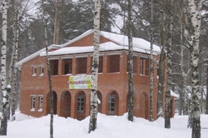 Сегодня в посёлке идет активная застройка бывших зон отдыха горожан помпезными особняками