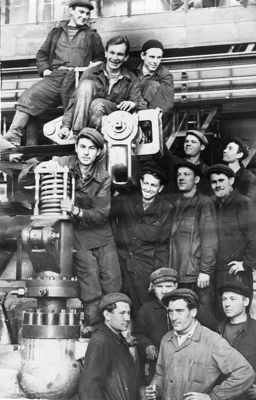 Бригада монтажников Центрэнергомонтажа на монтаже турбины №1 Ново-Рязанской ТЭЦ, 1959 год