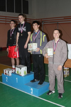 Подиум чемпионата в весовой категории до 64 килограммов. На верхней ступеньке пьедестала чемпион Рязани-2009 мастер спорта Илья Богданчиков (СДЮСШОР «Олимпиец»).