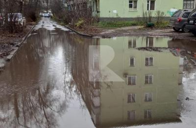 Рязанцы пожаловались на залитую водой дорогу к школе №46