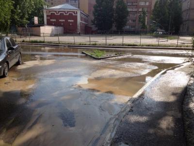 На месте прорыва водопровода на Первомайском проспекте Рязани работают сотрудники «Водоканала»