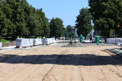 В сквере Трудовой доблести в Рязани завершают обустройство пешеходных дорожек
