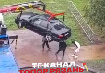 В Дашково-Песочне Рязани иномарка вылетела на остановку, едва не сбив женщину