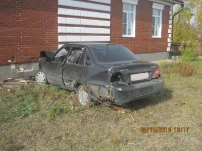 Водитель Daewoo Nexia отвлёкся и въехал в стену здания медпункта посёлка Ласковский