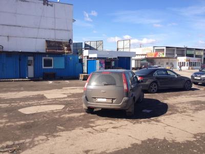 На территории оптовой базы в Рязани Ford задом сбил 84-летнюю пенсионерку