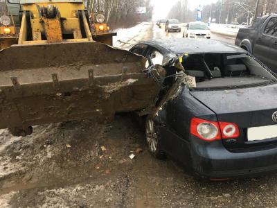 На улице Черновицкой иномарка влетела в стоящий фронтальный погрузчик