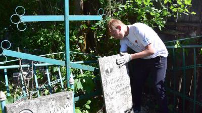 В Сараях добровольцы приводят в порядок могилы ветеранов