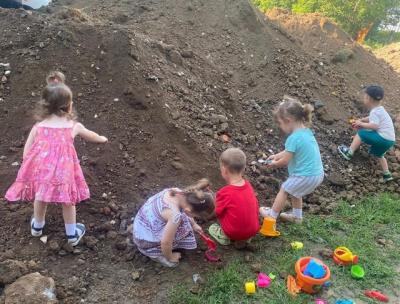 В микрорайоне Агропром в Рязани дети устроили игры на кучах земли