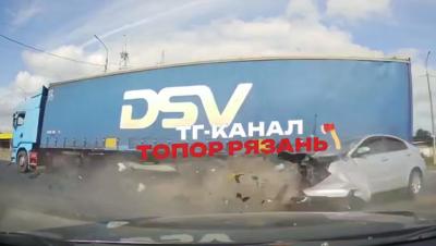 Появилось видео жёсткого ДТП на Южной окружной дороге Рязани