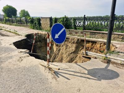 В Касимове на улице Набережной образовался провал