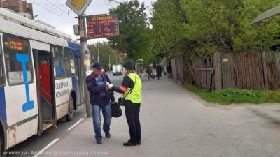 Волонтёры напоминают рязанцам правилах безопасного пользования общественным транспортом