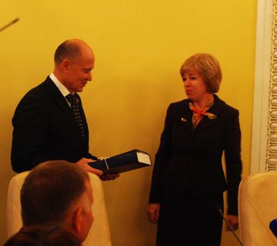 Проект бюджета Рязани на 2012 год торжественно передан депутатам гордумы