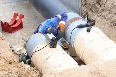 Виталий Артёмов проверил капитальный ремонт теплотрасс