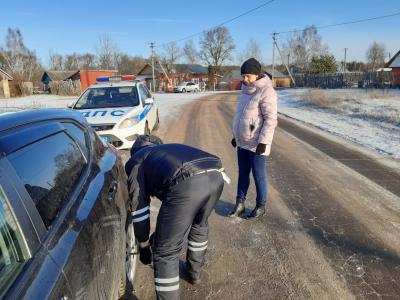 Гаишники помогли беременной рязанке заменить спустившее колесо на её автомобиле