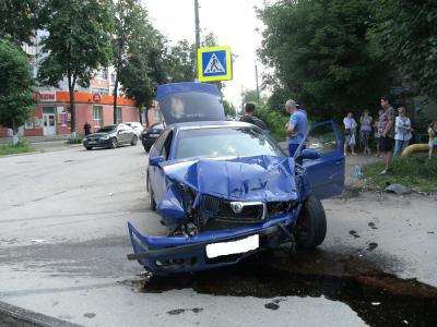 Два человека пострадало при столкновении Skoda и Chevrolet в Приокском