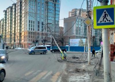 На улице Маяковского в Рязани рухнули две опоры троллейбусной сети