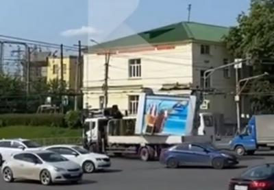 На Первомайском проспекте в Рязани грузовик оборвал троллейбусные провода
