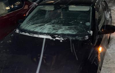 В Дашково-Песочне на иномарку упала глыба льда