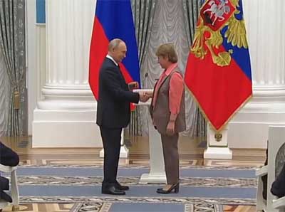 Владимир Путин наградил рязанского учителя Александру Коликову