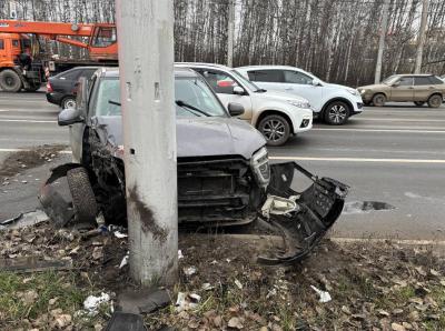 На Московском шоссе в Рязани Hyundai Creta протаранила опору ЛЭП