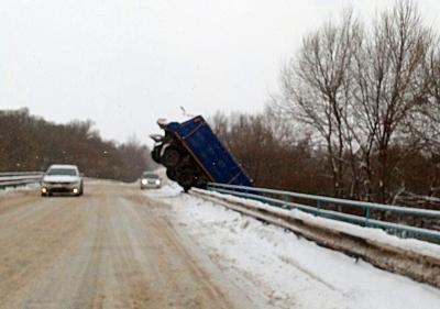 Под Скопином большегруз вылетел с моста