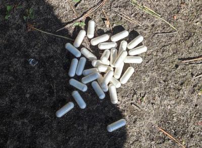 Жительница Солотчи предупредила о разбросанных на тропинках капсулах