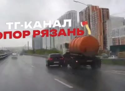 На Северной окружной дороге Рязани машина ассенизаторов столкнулась с легковушкой