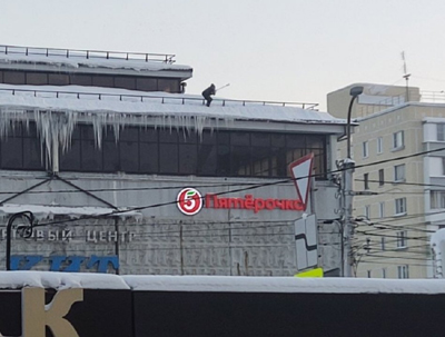 На крыше ТЦ «Кит» в Канищево Рязани сняли промышленного альпиниста