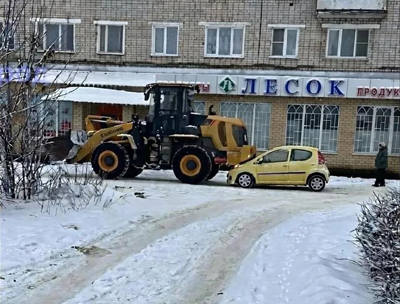 В Скопине легковушка не разъехалась с трактором