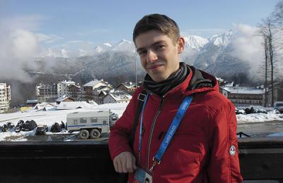 Рязанский волонтёр Паралимпиады дарит сувениры коллегам