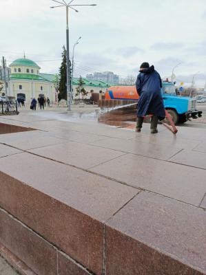 В Рязани приступили к мытью тротуаров