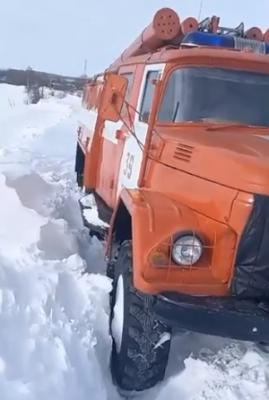 Под Скопином застряла на дороге пожарная машина, спасавшая замерзающих детей