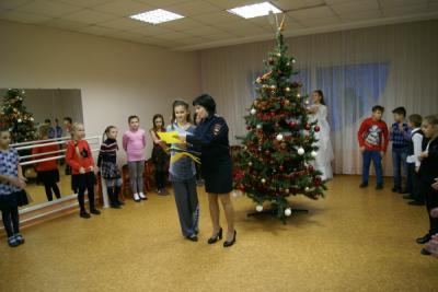 Сотрудники ГИБДД помогли рязанским школьникам «расколдовать» светофор