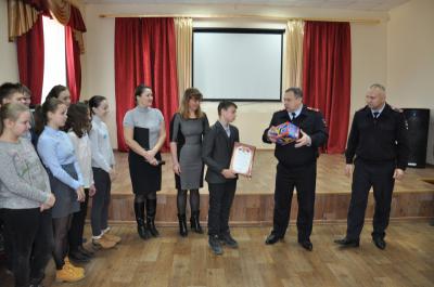 Касимовские полицейские наградили школьника, который помог задержать вора