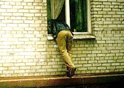 В Михайловском районе бомж вынес украденное через окно