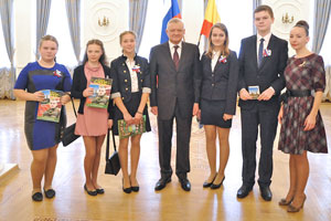 Олег Ковалёв вручил паспорта рязанским школьникам