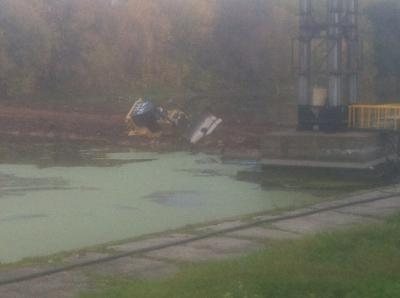 В Рязани у стадиона ЦСК в Рюминском пруду увяз бульдозер