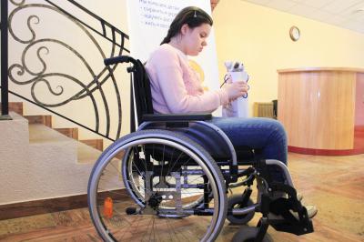 Фонд «ДетскиеДомики» помог юной рязанке приобрести кресло-коляску