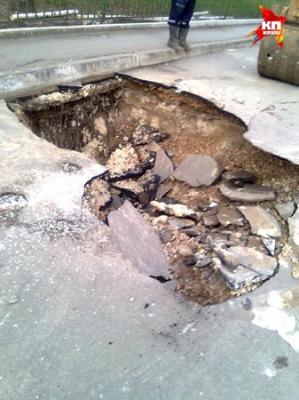 В Рязани под асфальт провалилось такси