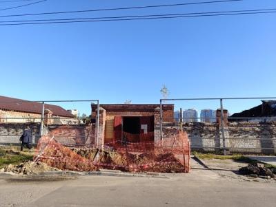 Территорию бывшего мясокомбината в Рязани расчистили и огородили