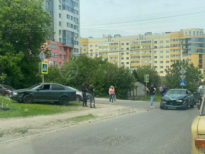 На улице Татарской в Рязани столкнулись два автомобиля
