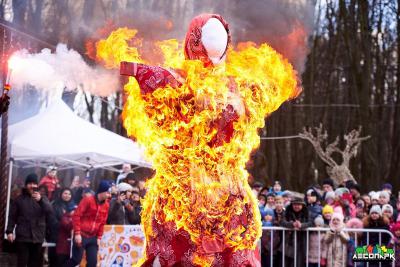 В Лесопарке рязанцы отметили Масленицу соревнованиями и фаер-шоу